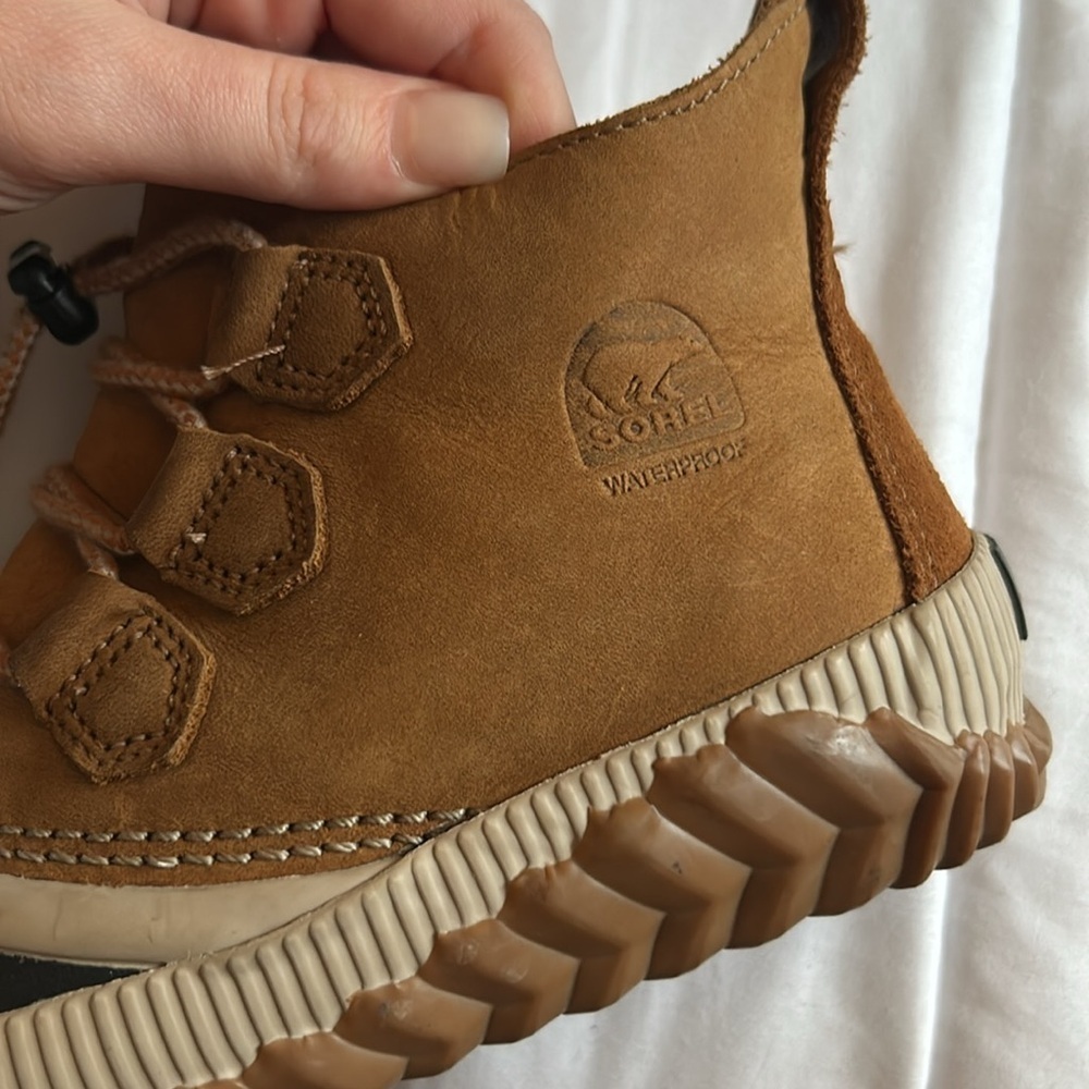 Sorel Tan and Black Laced Waterproof Boots Size 4 - Picture 5 of 11